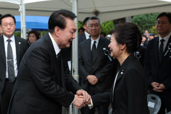 순방 직후 박근혜 찾아가 손 잡은 尹…'보수 결집' 나섰다