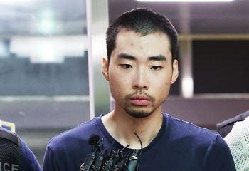 ‘분당 흉기난동’ 최원종, 범행 영상 재생되자 고개 떨구고 외면