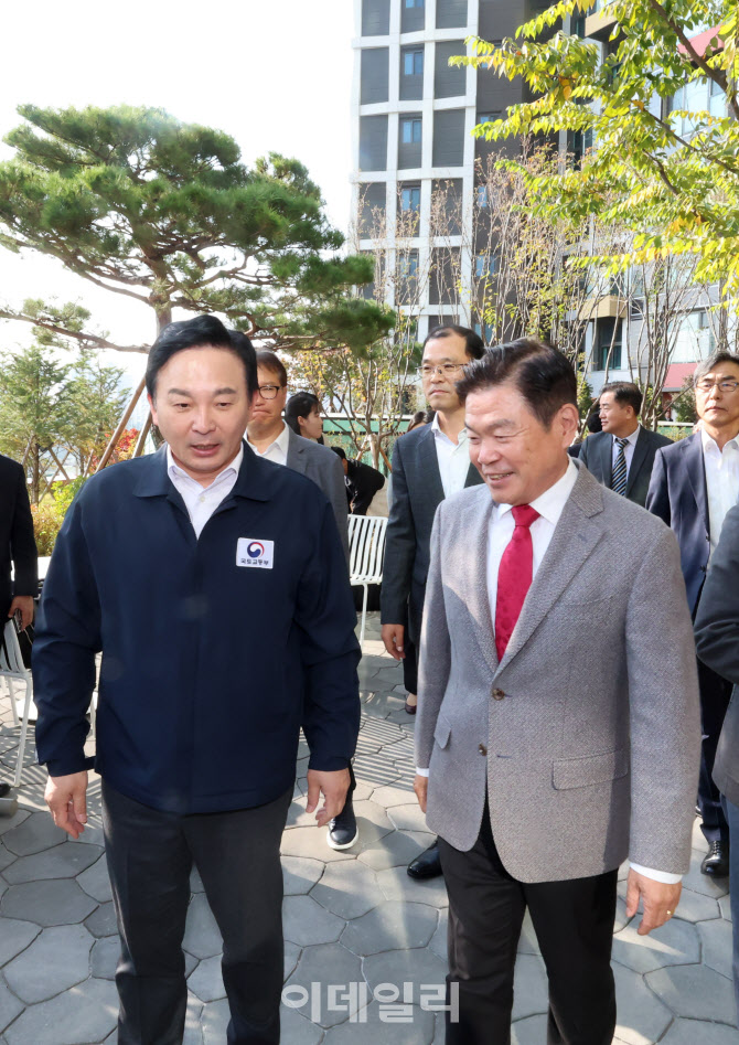 [포토]신축 아파트 하자문제 살피는 원희룡 국토부 장관-이필형 동대문구청장