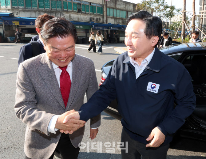 [포토]신축 아파트 하자문제 살피기 위해 현장 방문한 원희룡 국토부 장관-이필형 동대문구청장