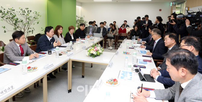 [포토]하자심사분쟁조정위원들과 간담회 갖는 원희룡 국토부 장관