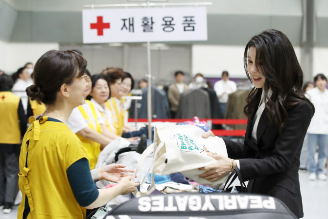 김 여사, '적십자 바자 행사' 참석…물품 구매하고 에코백 기증도