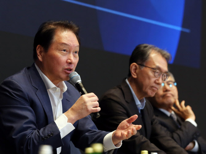 SK 이사회, 경영진 견제 강화…최태원 “균형감 있는 결정 도와야”