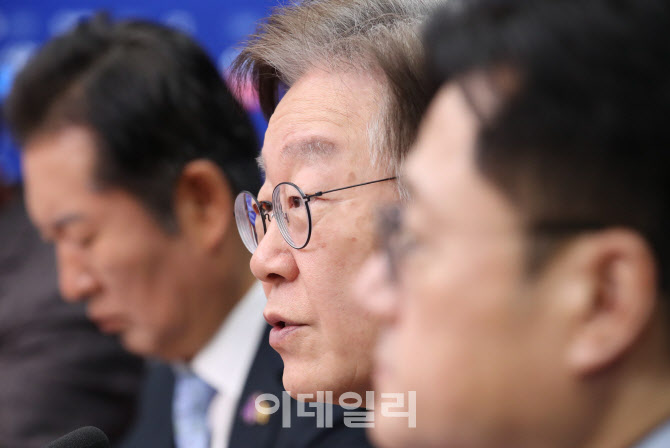 [포토]이재명, '병사 월급 올리고 병사 복지예산 1857억 삭감...조삼모사'