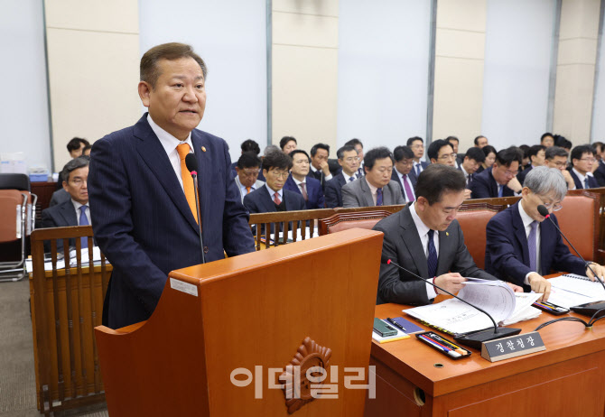[포토]행안위 전체회의, '발언하는 이상민 장관'