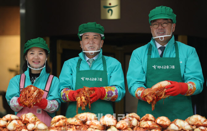 [포토]사랑의 김장김치 담그는 함영주 회장