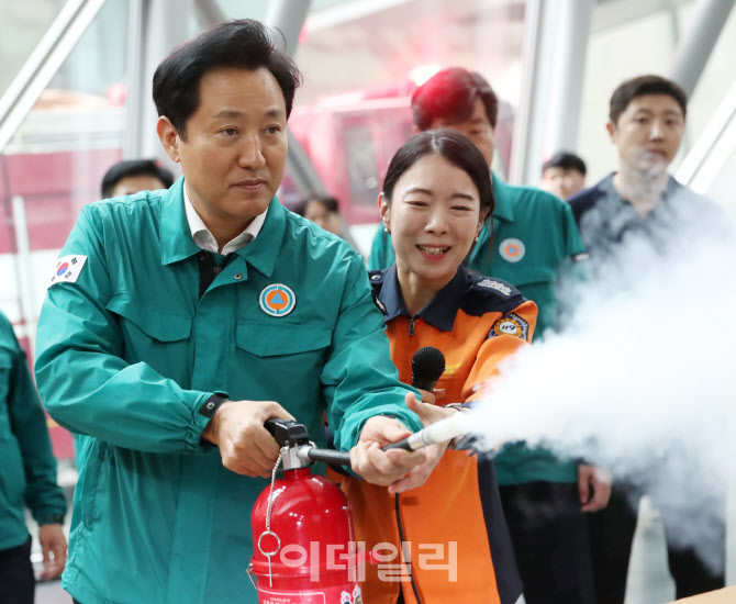 [포토] 불끄는 오세훈 서울시장