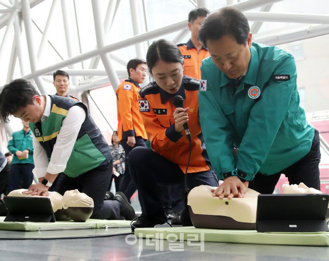 [포토] 심폐소생술 교육받는 오세훈 시장