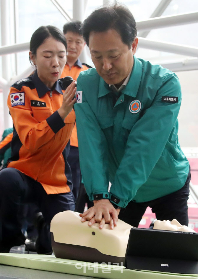 [포토] 진지한 교육 자세