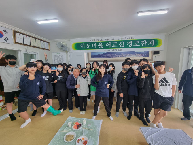 '폐교 위기' 학교서 '마을 거점'으로 살아난 경남 둔덕중