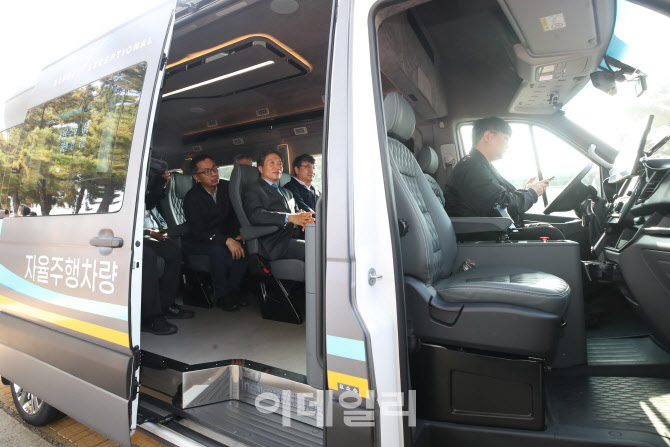 [포토]이학재 사장, 인천공항 자율주행 셔틀버스 첫 시승