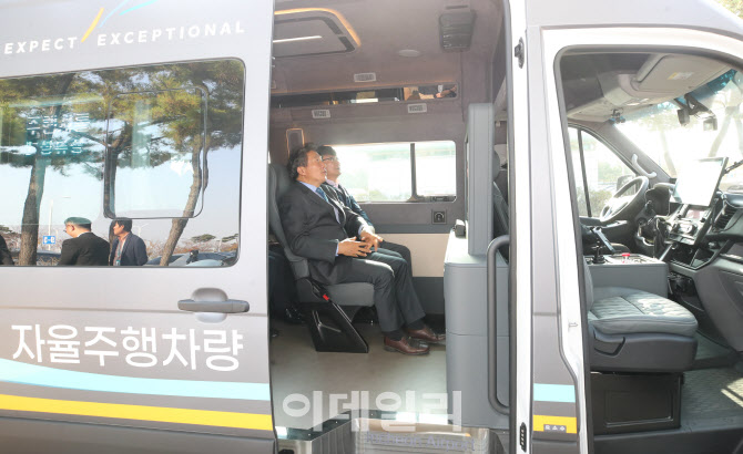 [포토]인천공항 자율주행 셔틀버스 첫 시승한 이학재 사장