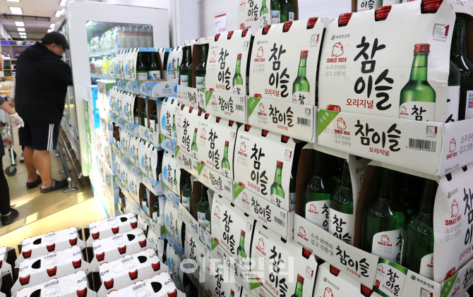 [포토]주류업계 가격인상 잇따라··· 연말 앞두고 '소주·맥주' 한잔도 부담