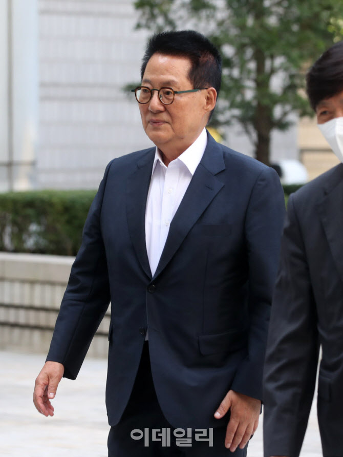 [포토] 법원 들어서는 박지원 전 국가정보원장