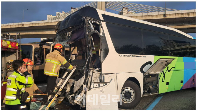 경부고속도로 신갈JC 인근 버스 5대 연쇄추돌, 65명 부상