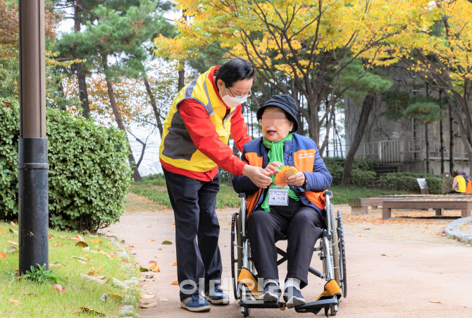 [포토] 어르신 야외활동 돕는 최호권 영등포구청장