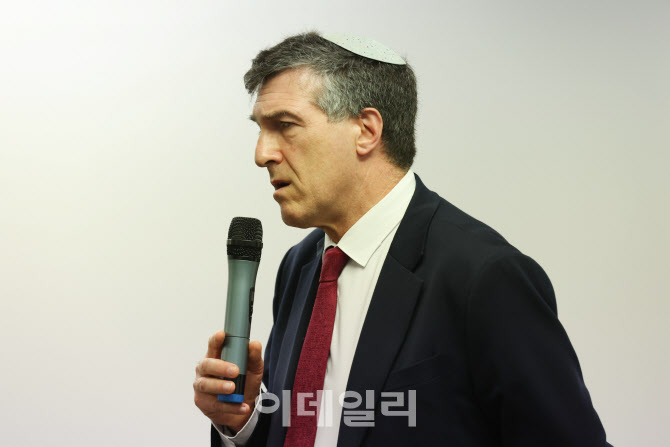 [포토]취재진 질문에 답하는 아키바 토르 대사