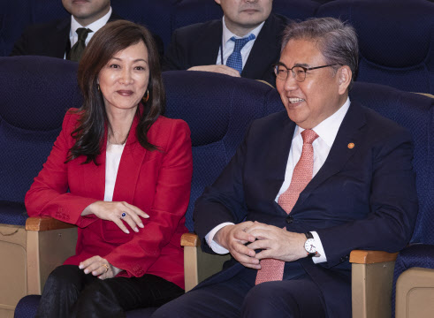 북한 탈출기 다룬 영화를 외교장관이 홍보한 이유