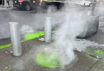 “녹색 오염물질?” 美맨해튼 도심 하수구서 역류한 액체 정체