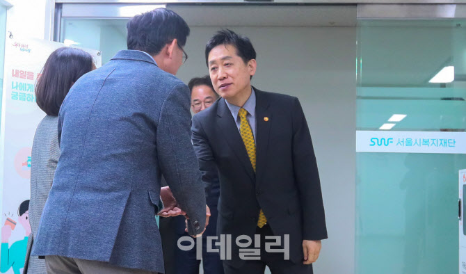 [포토]청년동행센터 찾은 김주현 금융위원장