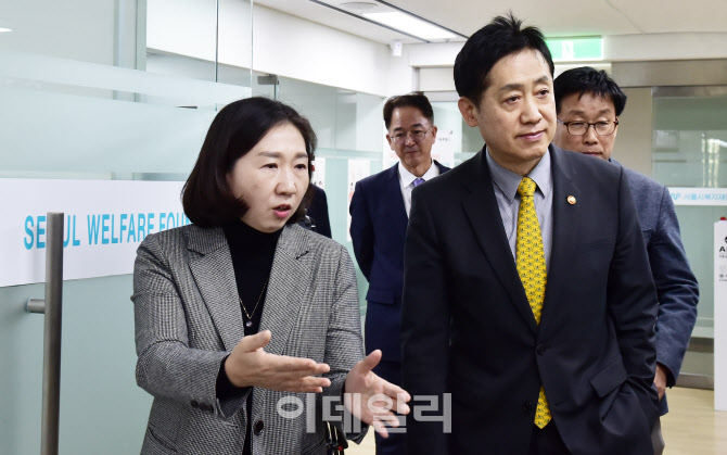 [포토]청년동행센터 찾은 김주현 금융위원장