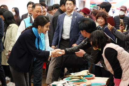 전남 전통시장 찾은 김여사 "많이 팔도록 홍보 많이 할 것"