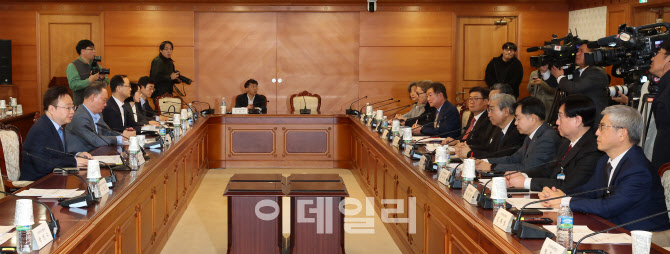 [포토]병원장들과 마주앉은 조규홍 보건복지부 장관