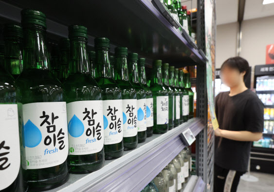 소주 6000원 시대 막으려 도매상 나섰다…"도매출고가 당분간 동결"