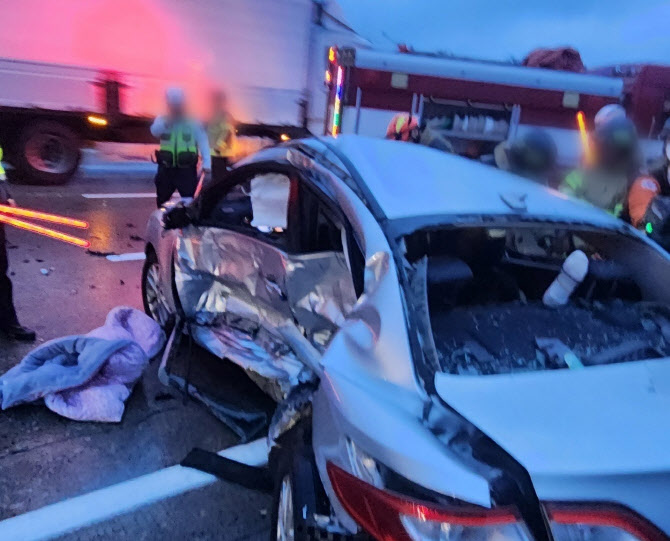 남해고속도로서 차선변경하던 차량, 트럭·SUV와 충돌…4명 사상