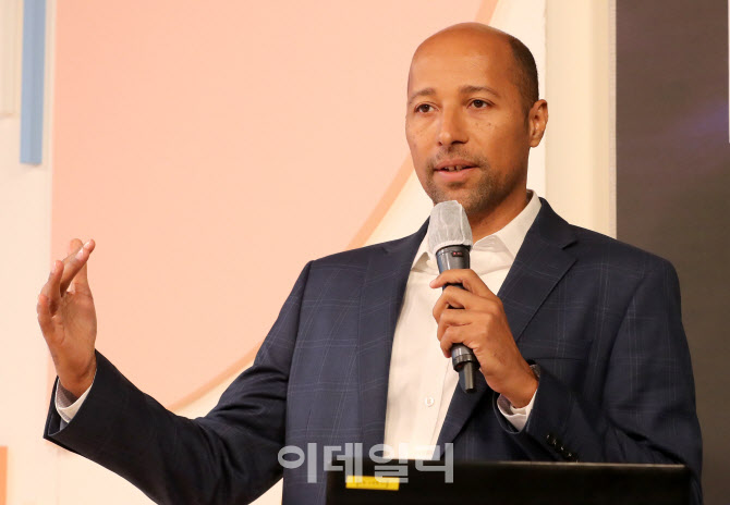 [포토]'부동산토큰화: 기술적 관점에서 본 미래사회'란 주제로 발표하는 돈 오파라 레드스완 ...