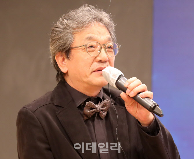 [포토]좌장맡아 토론하는 강찬영 아트리노 대표