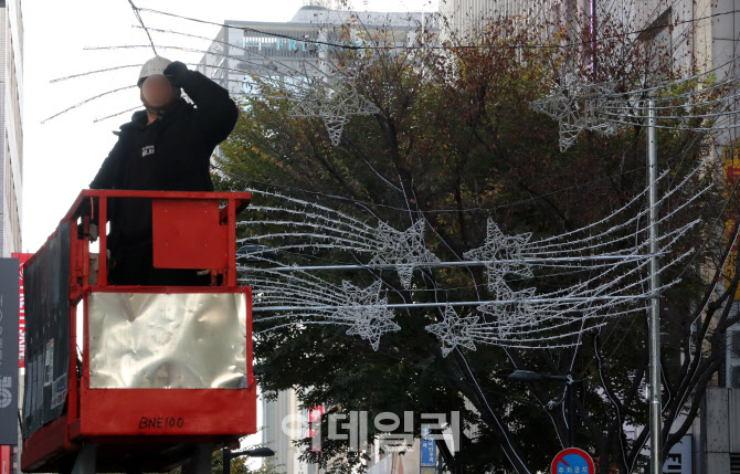 [포토]겨울불빛 설치되는 명동거리