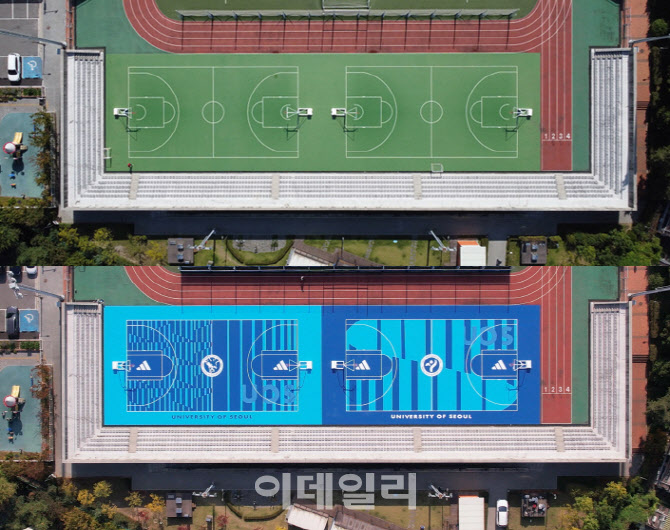 [포토] 서울시립대 농구장 새단장 전(위)과 후(아래)