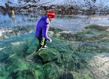 “물 위 걷는 기적?” 10년 만에 투명하게 언 알래스카 호수 