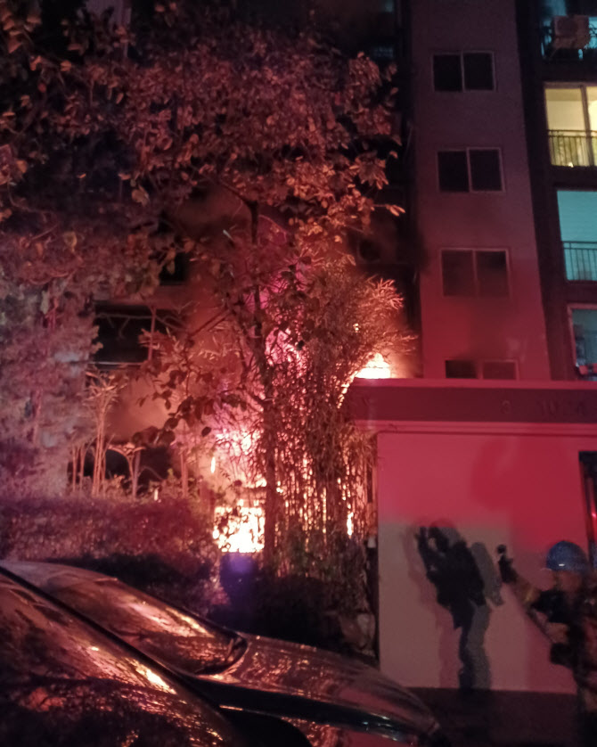 부천 아파트서 한밤에 불, 62명 대피…인명피해 없어