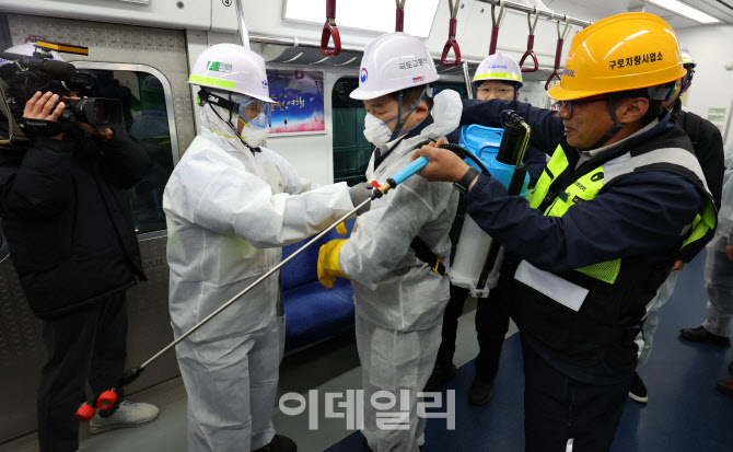 [포토]방제작업 장비 착용하는 원희룡 장관