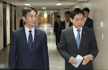 당국회동 앞둔 금융지주 수장들 '참 불편하네'