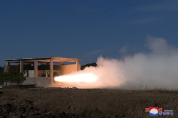 북한 “중거리탄도미사일용 고체연료엔진 시험...대단히 만족”