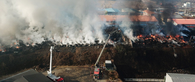 경북 영천 폐전선 야적장 화재, 19시간째 진화중