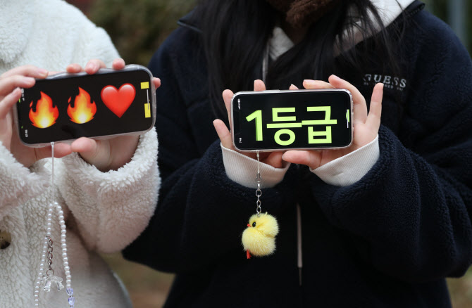 올해 수능 필적확인 문구 "가장 넓은 길은 언제나 내 마음속에"