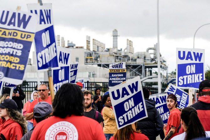 GM·스텔란티스·포드 임금협상안 가결…6주간 파업 종료