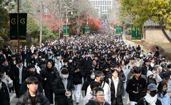 [포토]수시 논술시험 마친 수험생들 '인산인해'