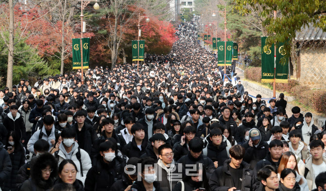 [포토]대입 논술시험 마친 수험생 물결