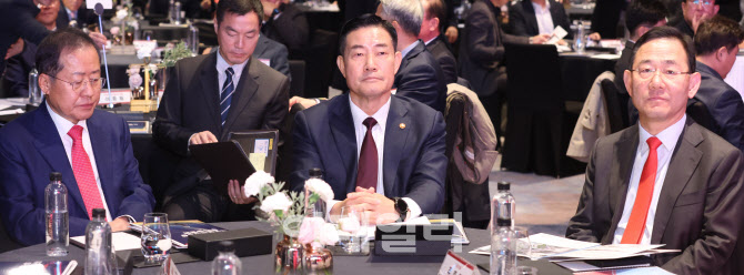 [포토]대화하는 홍준표 시장-신원식 장관-주호영 의원