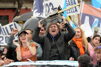 아르헨티나 새 대통령 '극우파' 밀레이…56% 득표