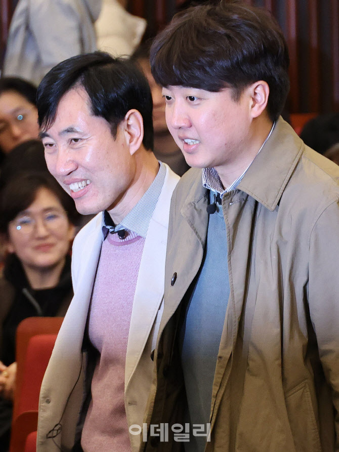 [포토]'출판 기념회 참석하는 이준석-하태경'