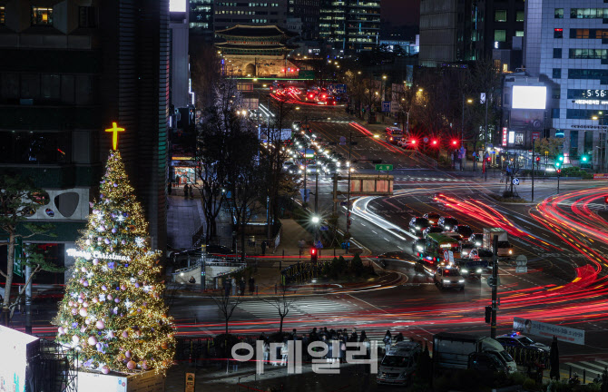 [포토]서울 시내 비추는 성탄 트리