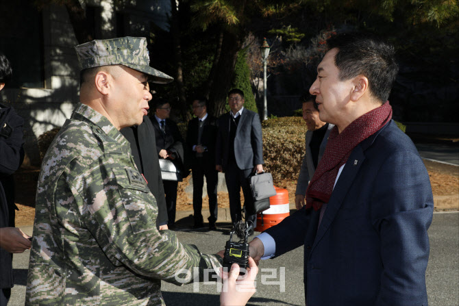 [포토]해병대 방문, '인사하는 김기현-정종범'