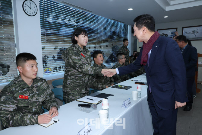 [포토]해병대 방문, '초급간부들과 인사하는 김기현'