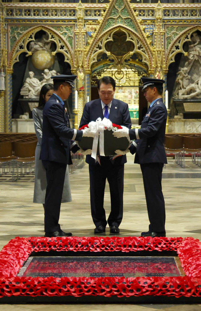尹, 영국서 한국전쟁 참전 기념비 및 무명용사의 묘 헌화